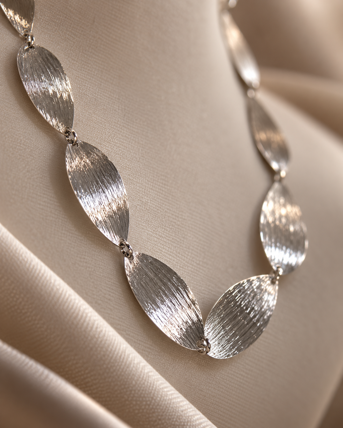 Silver İnce Yaprak Formlu Kolye