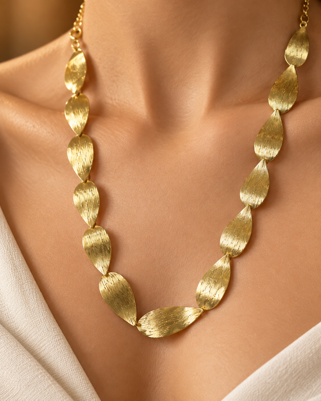 Gold İnce Yaprak Formlu Kolye