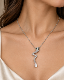 Silver Taşlı Yılan Figürlü Damla Kolye