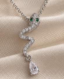 Silver Taşlı Yılan Figürlü Damla Kolye
