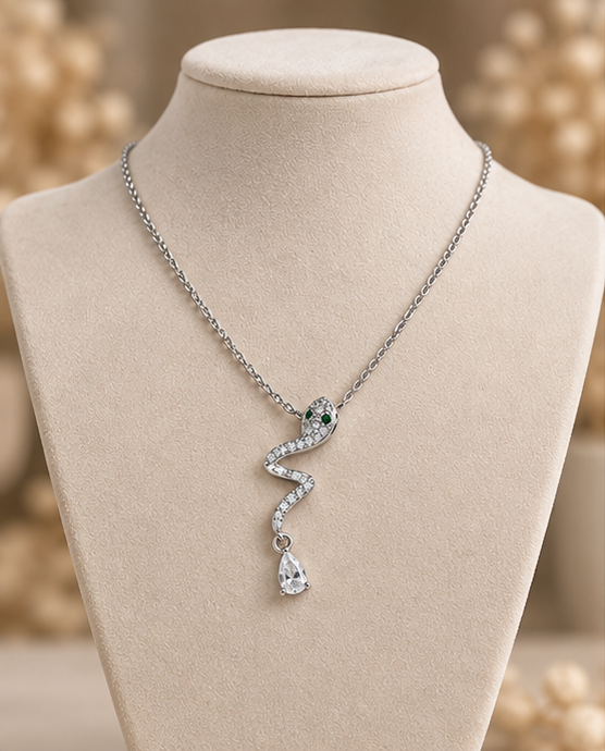 Silver Taşlı Yılan Figürlü Damla Kolye