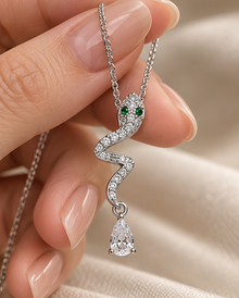 Silver Taşlı Yılan Figürlü Damla Kolye