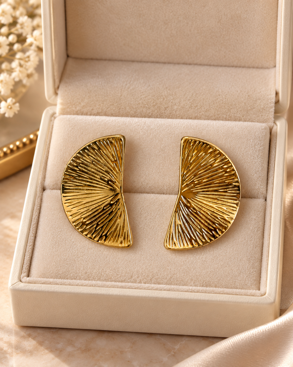 Gold Yelpaze Formlu Işın Detaylı Çelik Küpe