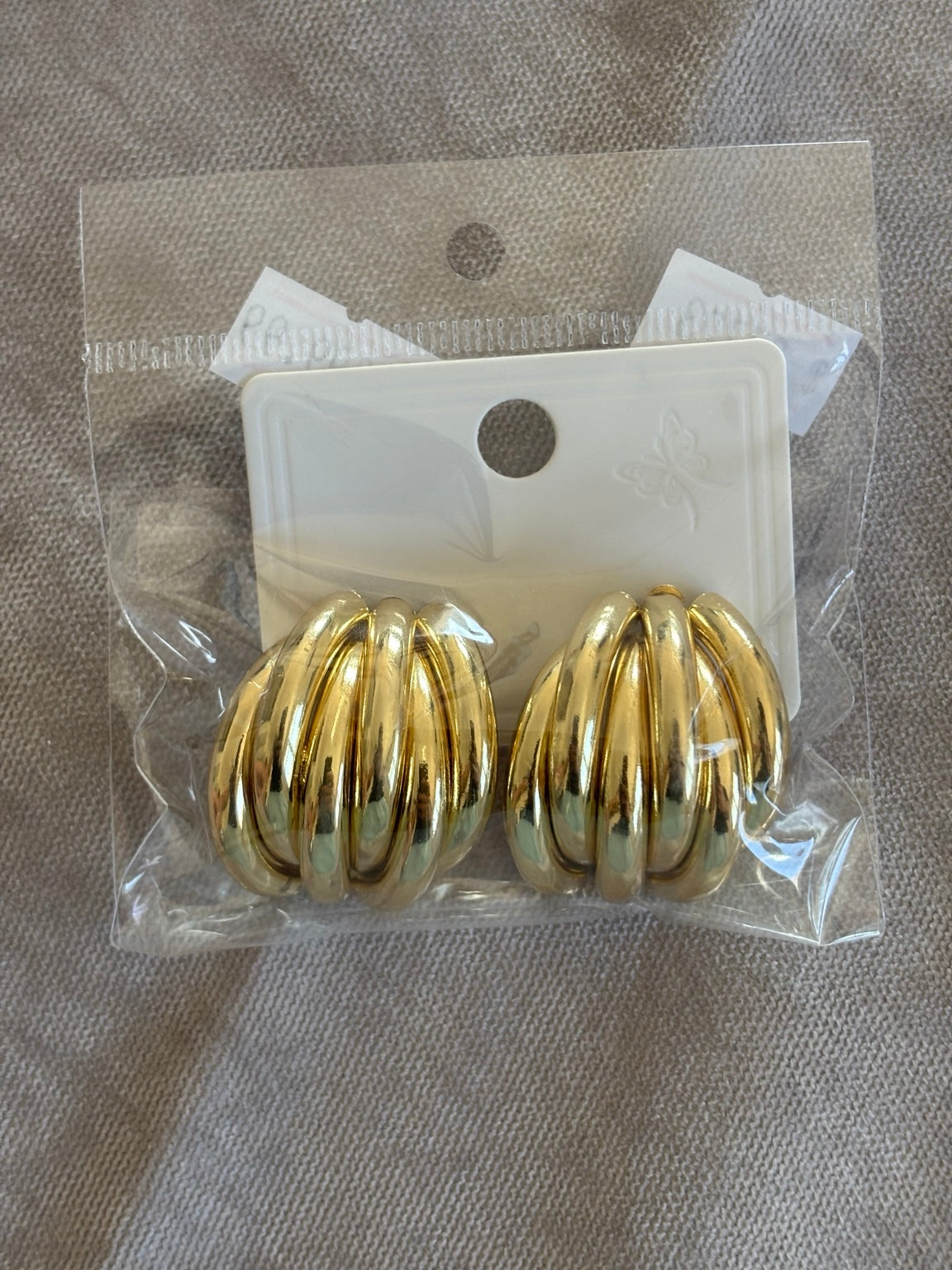 Gold Kaburgalı Bombeli Statement Küpe
