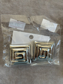 Gümüş Renk Geometrik Spiral Kare Statement Küpe
