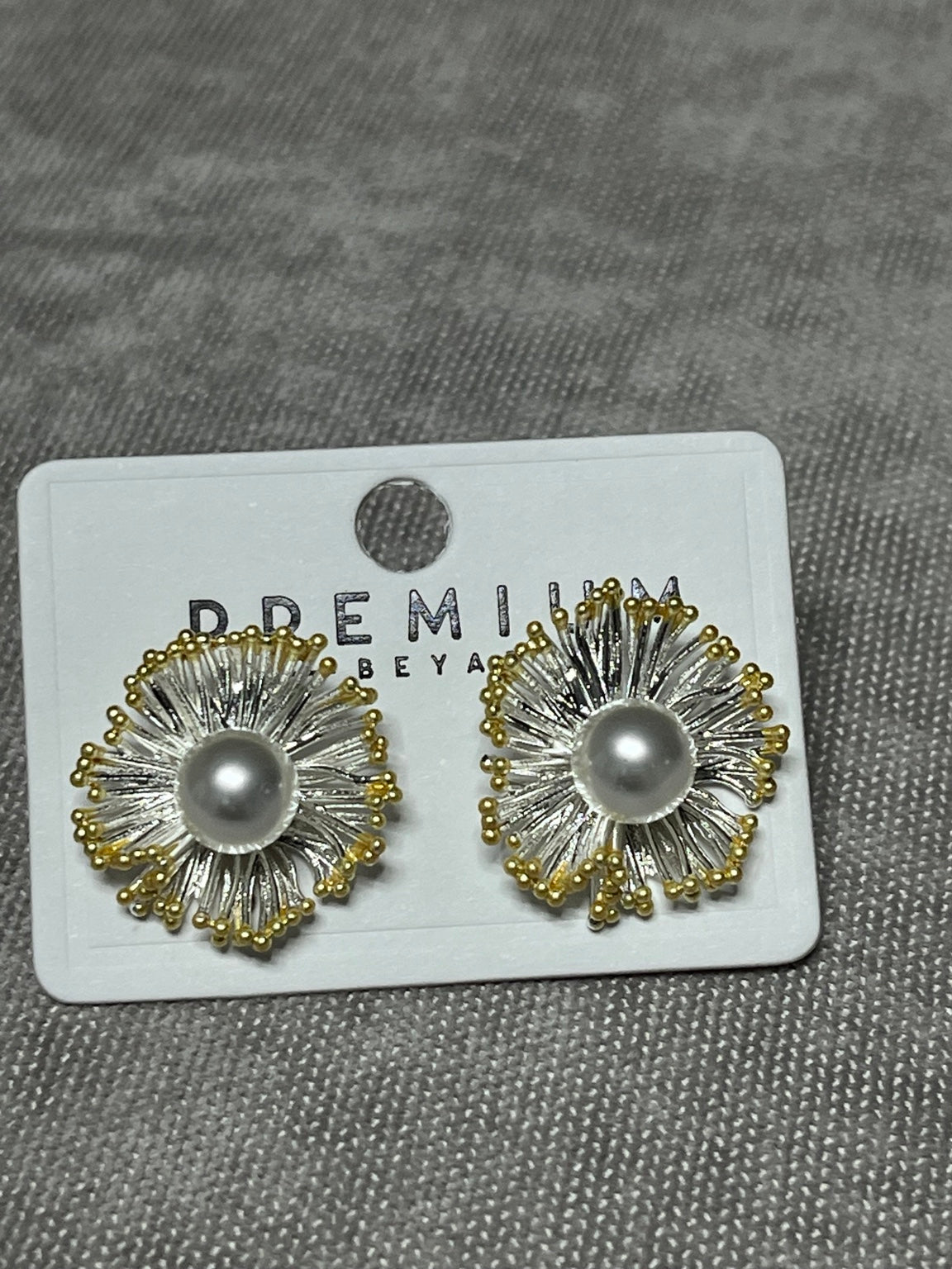 Gold Detaylı İnci Merkezli Işıltılı Çiçek Küpe