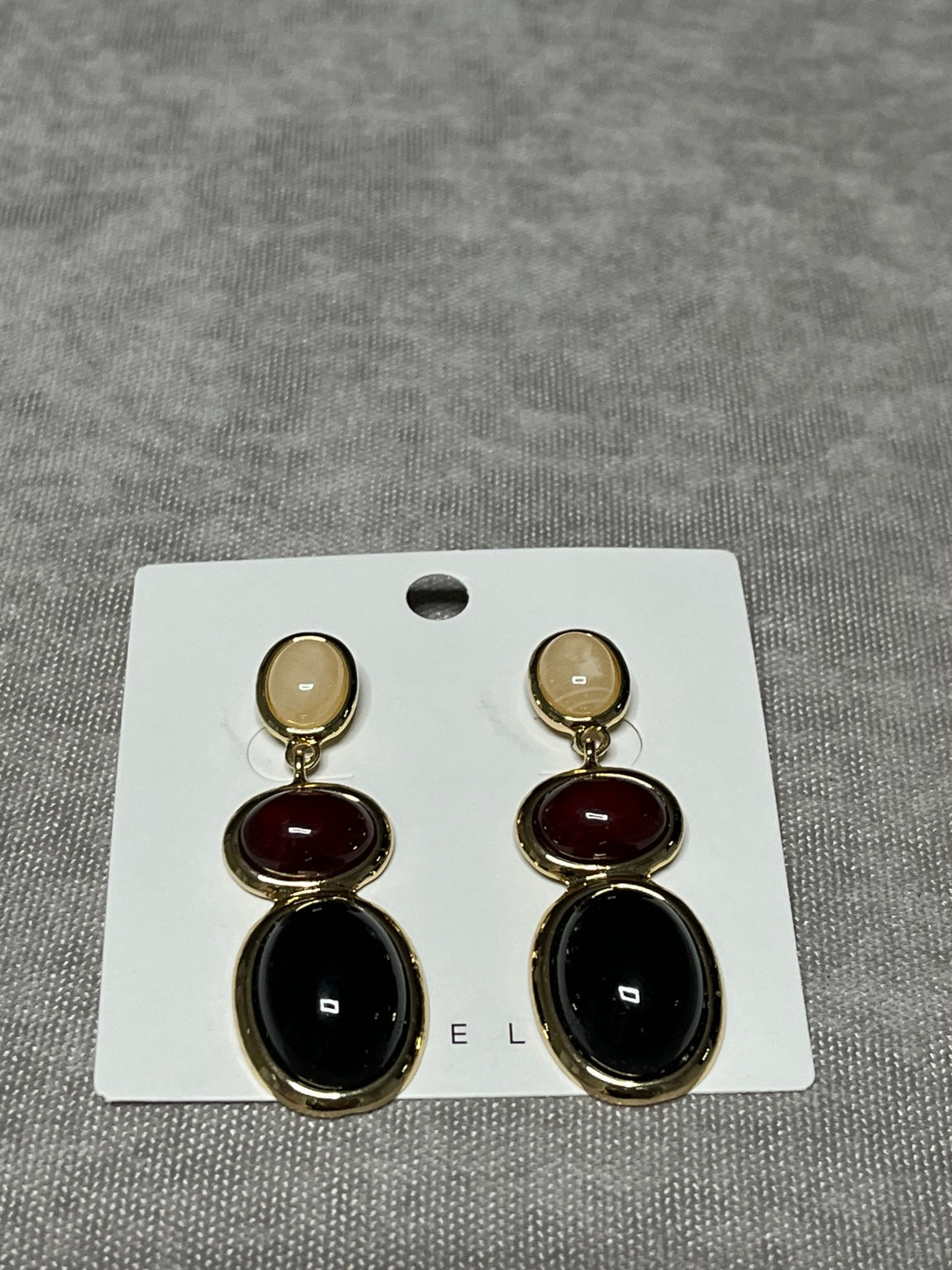 Üç Renk Oval Taşlı Gold Sallantılı Küpe