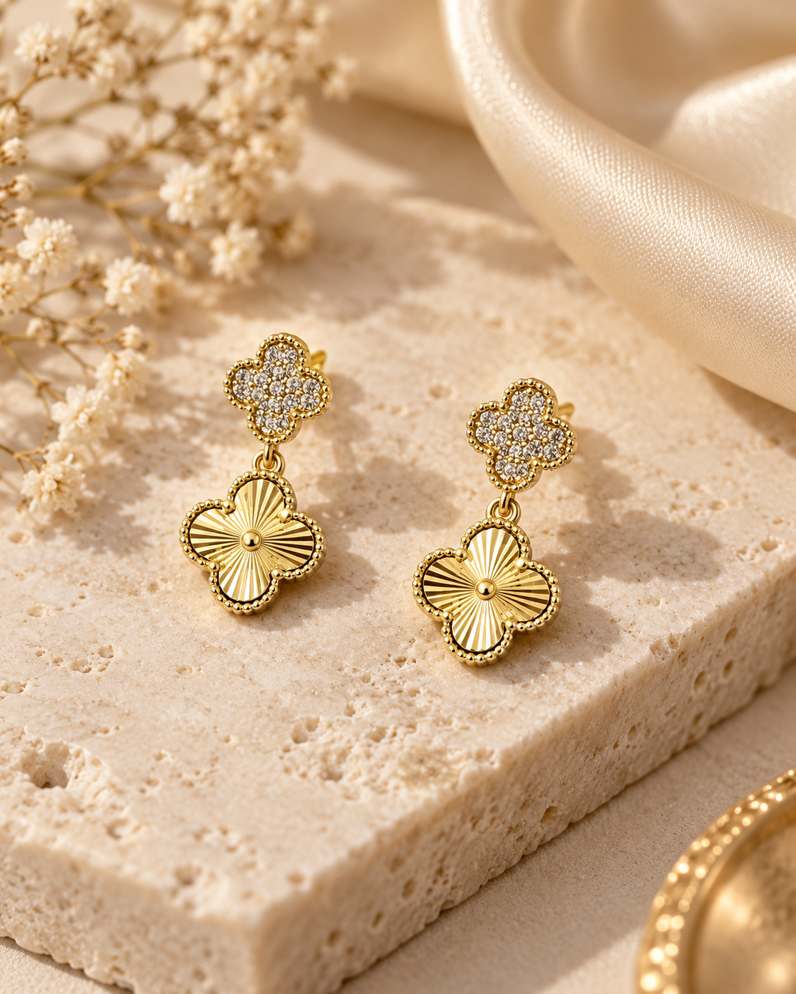 Gold Taşlı Yonca Sallantılı Küpe