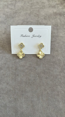 Gold Taşlı Yonca Sallantılı Küpe