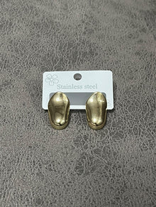 Gold Organik Çakıl Formlu Çelik Küpe