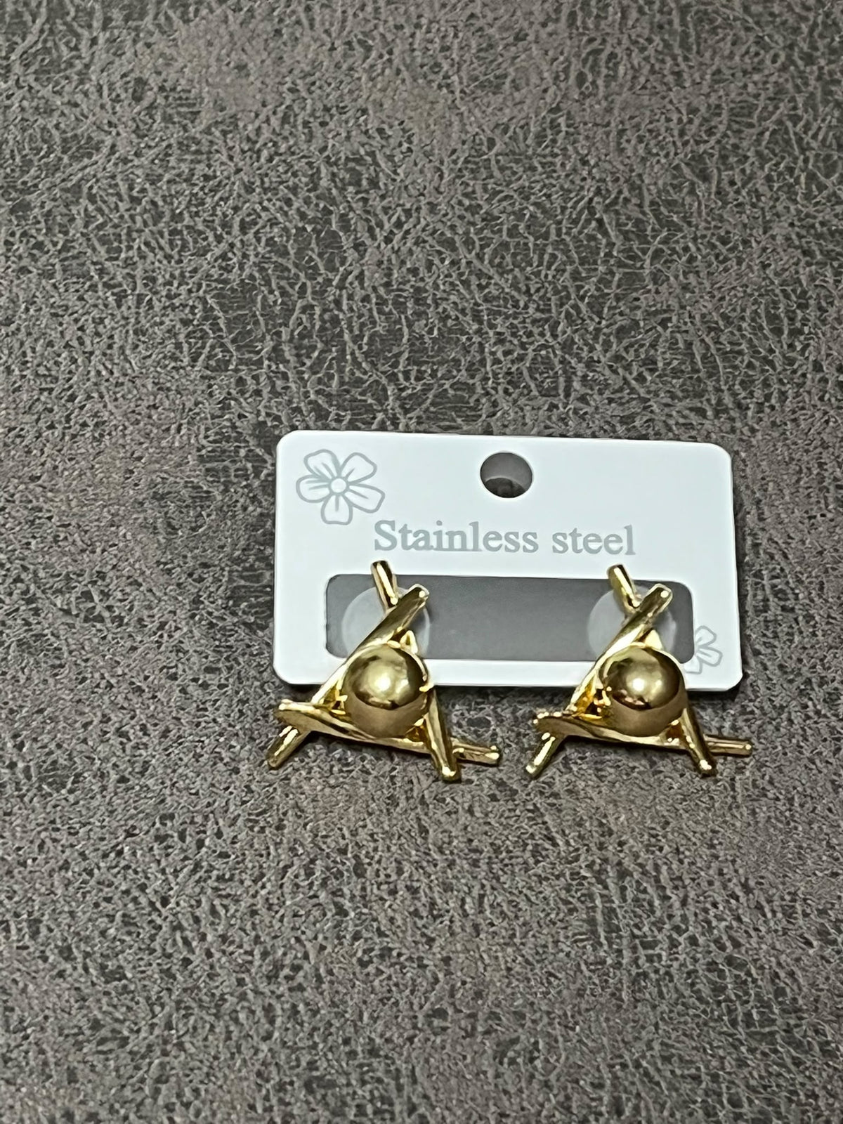 Gold Geometrik Küre Detaylı Çelik Küpe
